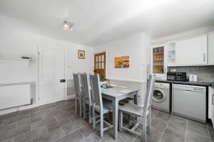 Spacious Cotswolds House Garden with Hot Tub