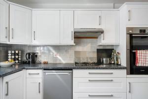 Spacious Cotswolds House Garden with Hot Tub