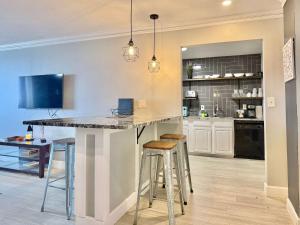 Downtown! Free Onsite Parking! City View! LM1706