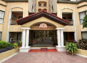 1 bedroom condo unit for 4 with balcony, pool, WIFI at Newport across NAIA T3