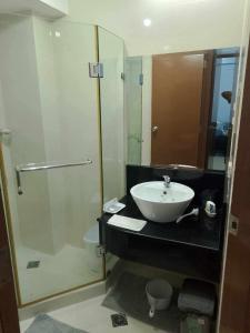1 bedroom condo unit for 4 with balcony, pool, WIFI at Newport across NAIA T3
