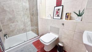 Disc Monthly Rate - Crouch End 4-Bedroom Home with Balcony & Parking near Alexandra Palace