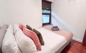 Disc Monthly Rate - Crouch End 4-Bedroom Home with Balcony & Parking near Alexandra Palace