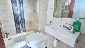 Disc Monthly Rate - Crouch End 4-Bedroom Home with Balcony & Parking near Alexandra Palace