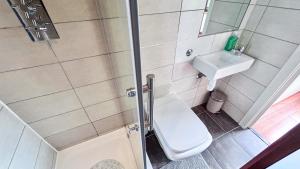 Disc Monthly Rate - Crouch End 4-Bedroom Home with Balcony & Parking near Alexandra Palace