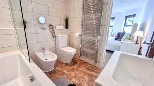 Disc Monthly Rate - Crouch End 4-Bedroom Home with Balcony & Parking near Alexandra Palace