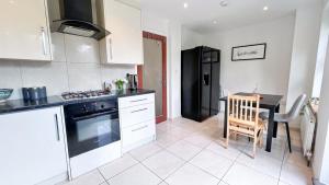 Promo Rate - Crouch End 4-Bedroom Home with Balcony & Parking near Alexandra Palace by NourNest Apartments