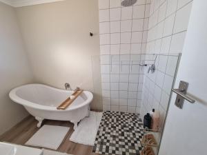 Peaceful, Cheerful, Family Friendly 3Bedroom house