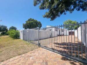 Peaceful, Cheerful, Family Friendly 3Bedroom house