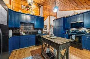 Cozy Mountain Cabin- Family Friendly, Hot Tub, Firepit, Fireplace, Game Room, Retro Arcade - 10 Minutes from Downtown Blue Ridge!