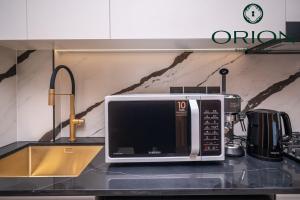 Stunning Luxury Studio with Jacuzzi and Canal View on High Floor, Close to Dubai Mall, Swimming Pool, Advanced Gym with PT, Sauna, Steam Room, Ice Bath, Swimming Pool, Best Building in Area