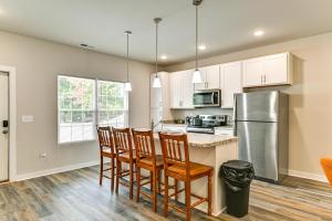 Modern Townhome with Yard 5 Mi to Dtwn Charlotte