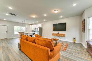 Modern Townhome with Yard 5 Mi to Dtwn Charlotte