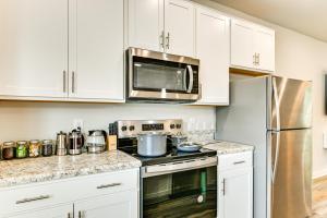 Modern Townhome with Yard 5 Mi to Dtwn Charlotte