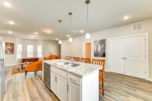 Modern Townhome with Yard 5 Mi to Dtwn Charlotte