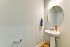 Modern Townhome with Yard 5 Mi to Dtwn Charlotte