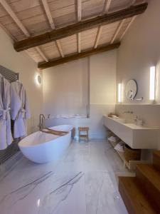 84 Luxury Suites in Center of Athens