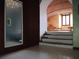 Habitación con cama grande y bañera de hidromasaje