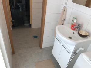 Viihtyisä kalustettu kaksio, joka on juuri uusittu, omakotitalon alakerrassa omalla sisäänkäynnillä