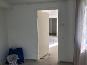 Viihtyisä kalustettu kaksio, joka on juuri uusittu, omakotitalon alakerrassa omalla sisäänkäynnillä