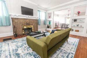 29th Street Trendy Lakeview Craftsman 8