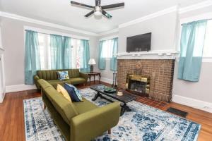 29th Street Trendy Lakeview Craftsman 8