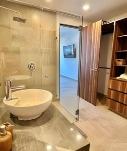 Iyari 402 by Del Mar