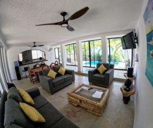 Casa Santa Cruz 4 bdrm house-Pool & walk to Beach