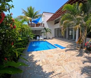 Casa Santa Cruz 4 bdrm house-Pool & walk to Beach