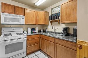 Sunrise on Sunset - Walk to Park, Smart TV, Deck, Fenced Yard, BBQ