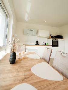 neue 90qm Ferienwohnung mit 3 Schlafzimmern in Seenähe