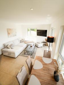 neue 90qm Ferienwohnung mit 3 Schlafzimmern in Seenähe