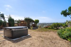 NEW Cozy Modern Home with Hot Tub and Ocean Views