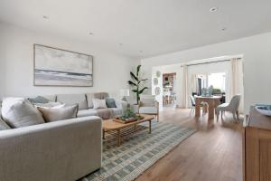 NEW Cozy Modern Home with Hot Tub and Ocean Views