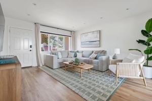 NEW Cozy Modern Home with Hot Tub and Ocean Views