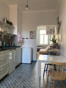 Parkview Apartment II Art & Design