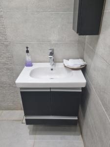 شقه على البحر مباشره