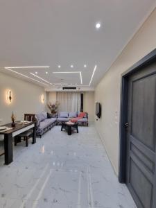 شقه على البحر مباشره