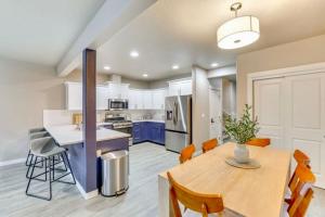 North End blue -Hot Tub - Fire Pit - Downtown -4BR