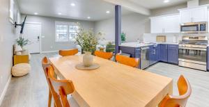 North End blue -Hot Tub - Fire Pit - Downtown -4BR