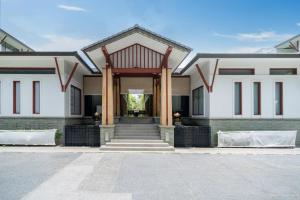 Naithon beachfront apartment-pool gym restaurant