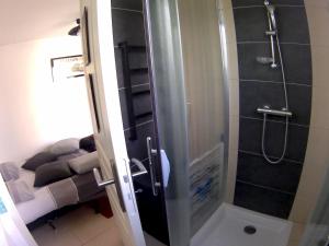 Petit studio independant très proche 24h et parc des expositions