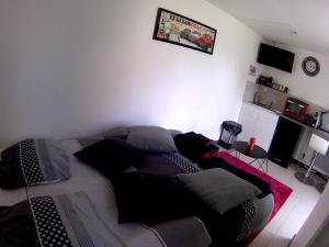 Petit studio independant très proche 24h et parc des expositions