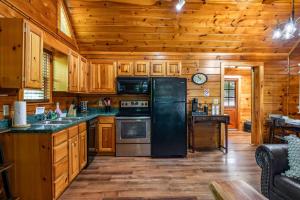 Charming Cabin with Hot Tub