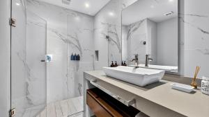 Beachfront 2BR Condo - Resort Pools & Scenic Balcony Views