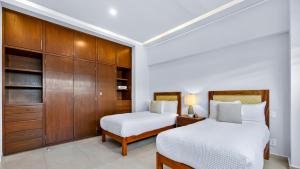 Beachfront 2BR Condo - Resort Pools & Scenic Balcony Views