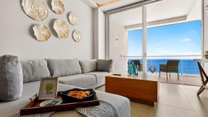 Beachfront 2BR Condo - Resort Pools & Scenic Balcony Views