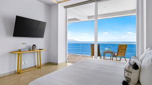 Beachfront 2BR Condo - Resort Pools & Scenic Balcony Views