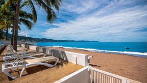 Beachfront 2BR Condo - Resort Pools & Scenic Balcony Views