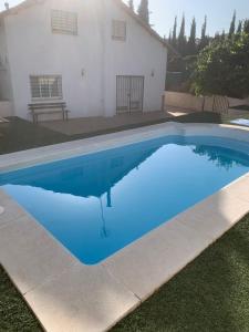 Casa abuhardillada con piscina y chimenea